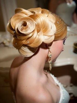 รูปภาพ:http://2.bp.blogspot.com/-0aj42helA1U/U_QKNh_bySI/AAAAAAAACI0/WIccZ-mC8w8/s1600/Wedding-Rose-Flower-Braid-Hairstyle.jpg