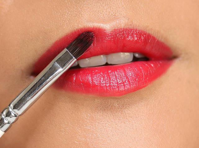 รูปภาพ:http://www.makeupandbeautyblog.com/wp-content/uploads/2015/09/lip-brush.jpg