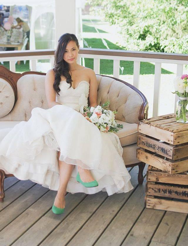 รูปภาพ:http://glamradar.com/wp-content/uploads/2016/05/green-flats-on-bride.jpg