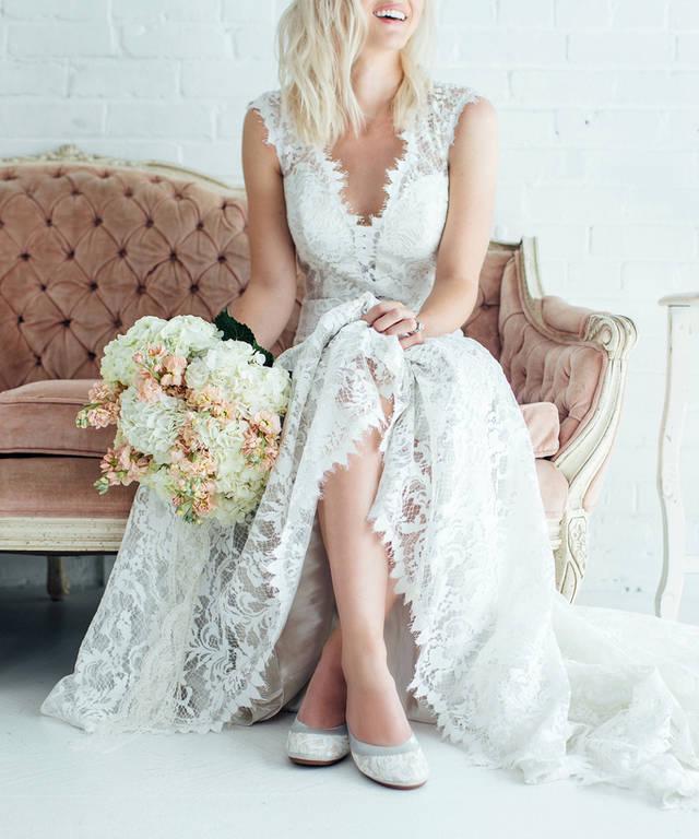 รูปภาพ:http://glamradar.com/wp-content/uploads/2016/05/lace-flats-on-bride.jpg