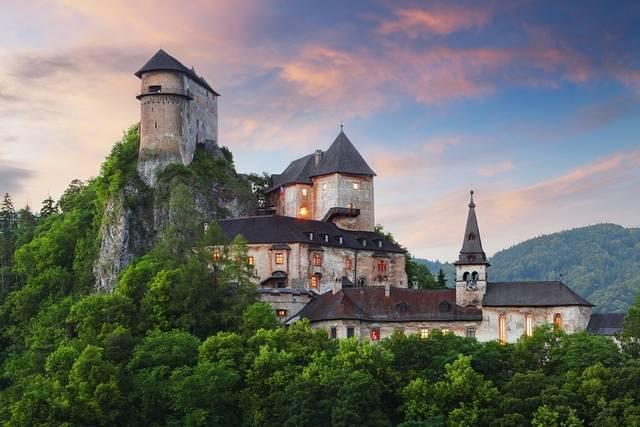 รูปภาพ:http://www.slovakia.com/photos/photographer/11/1361297304_bigstock-Beautiful-Slovakia-Castle-At-S-40926910.jpg