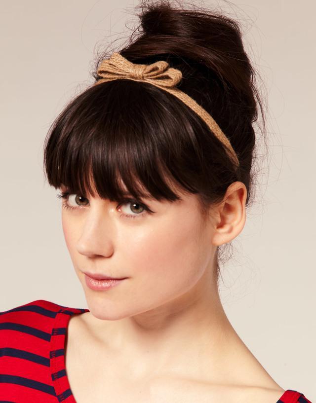 รูปภาพ:http://www.shinystyle.tv/wp-content/gallery/60s-accessories/asos-raffia-mini-double-bow-headband.jpg