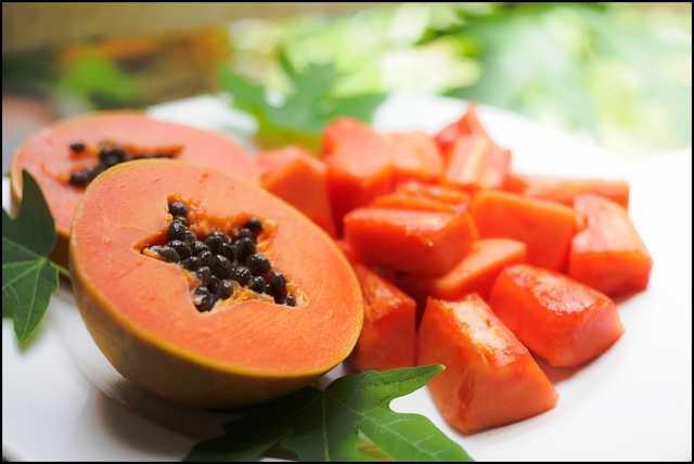 รูปภาพ:http://servingjoy.com/wp-content/uploads/2014/12/sweet-papaya-on-the-dish-with-green-papaya-leaf.jpg