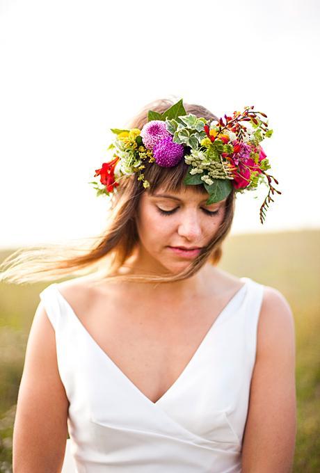 รูปภาพ:http://www.brides.com/images/2013_bridescom/Editorial_Images/08/flower-crowns-floral-crowns-wedding-hairstyle-ideas/Large/flower-crowns-floral-crowns-wedding-hairstyle-ideas-lush-flower-crown-with-greenery.jpg