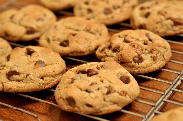 รูปภาพ:https://upload.wikimedia.org/wikipedia/commons/b/b9/Chocolate_Chip_Cookies_-_kimberlykv.jpg