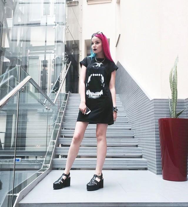 รูปภาพ:http://outfitideashq.com/wp-content/uploads/2015/08/post-punk-revival-outfit-ideas-2.jpg