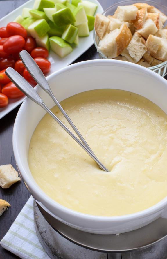รูปภาพ:http://www.wellplated.com/wp-content/uploads/2014/12/The-best-cheese-fondue-recipe.-So-easy-and-your-friends-will-be-totally-impressed-Includes-tips-and-what-to-dip-in-cheese-fondue-too.jpg