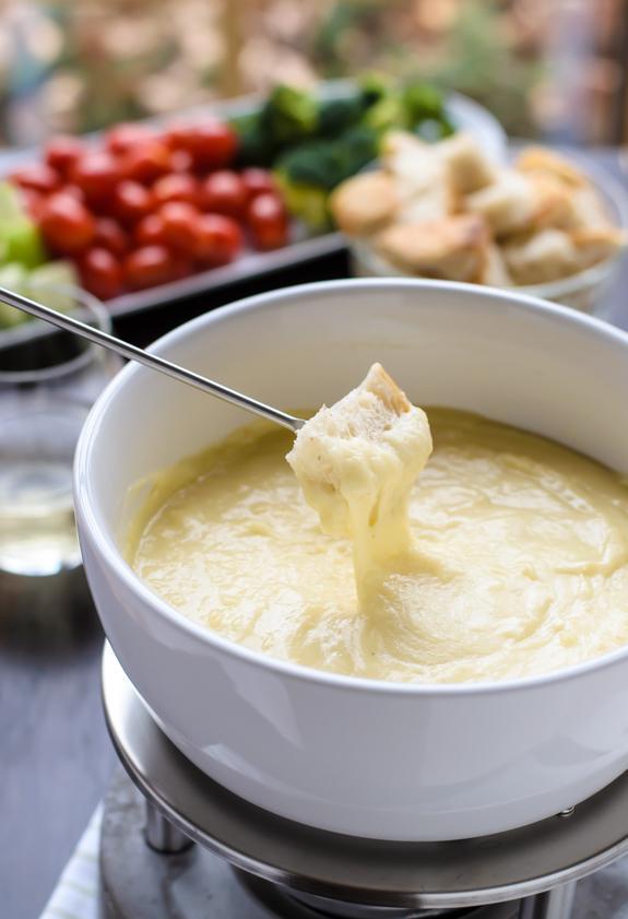 รูปภาพ:http://www.wellplated.com/wp-content/uploads/2014/12/Cheese-Fondue.-A-classic-easy-cheese-fondue-recipe-and-what-to-dip-in-it.jpg