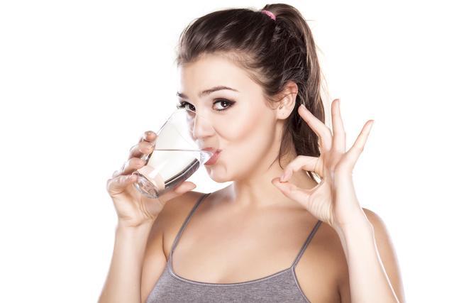 รูปภาพ:http://jillianwrightskincare.com/wp-content/uploads/2015/02/Women-drinking-water.jpg