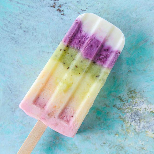 ภาพประกอบบทความ Fruity Rainbow Froyo Pops ไอติมโยเกิร์ตผลไม้สีรุ้ง 