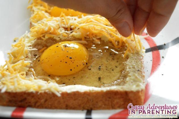 รูปภาพ:http://crazyadventuresinparenting.com/wp-content/uploads/2014/06/sprinkling-cheese-onto-the-egg-toast.jpg