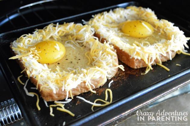 รูปภาพ:http://crazyadventuresinparenting.com/wp-content/uploads/2014/06/putting-cheesy-baked-egg-toast-in-toaster.jpg
