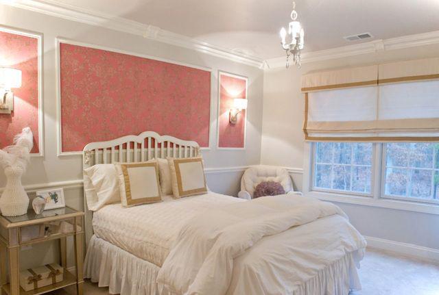 รูปภาพ:http://horriblehome.com/wp-content/uploads/2015/03/crystal-chandelier-paired-with-pink-floral-wall-decor-plus-shabby-chic-white-bedroom-idea.jpg