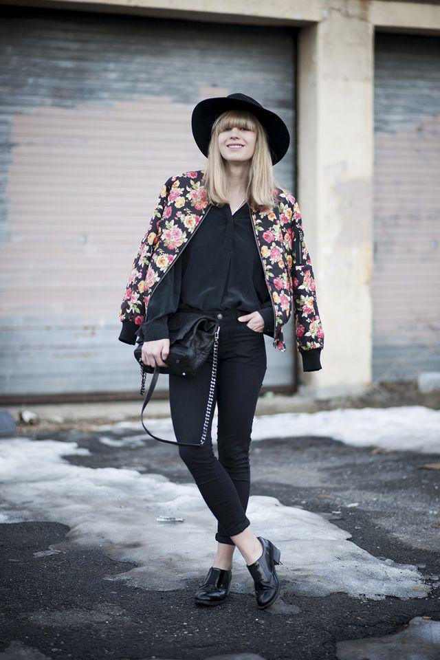 รูปภาพ:http://glamradar.com/wp-content/uploads/2015/09/3.-floral-jacket-with-all-black-outfit.jpg