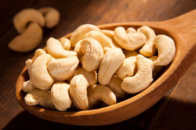 รูปภาพ:http://topfoodfacts.com/wp-content/uploads/2013/01/raw-cashew-nuts.jpg