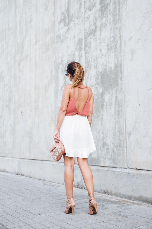 รูปภาพ:http://www.collagevintage.com/wp-content/uploads/2014/09/Madrid_Fashion-Week-Juan_Vidal-Priceless-Backless_Top-White_Skirt-Lace_Up_Sandals-Outfit-Street_Style-14.jpg