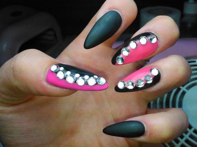 รูปภาพ:http://www.nailartdesigns.info/wp-content/uploads/2014/10/matte-black-pink-nails-diamonds-945x708.jpg