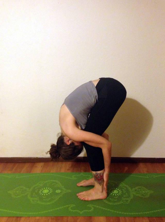 รูปภาพ:http://www.peacefuldumpling.com/wp-content/uploads/2014/05/morning-yoga_standing-forward-bend-700x9331.jpg