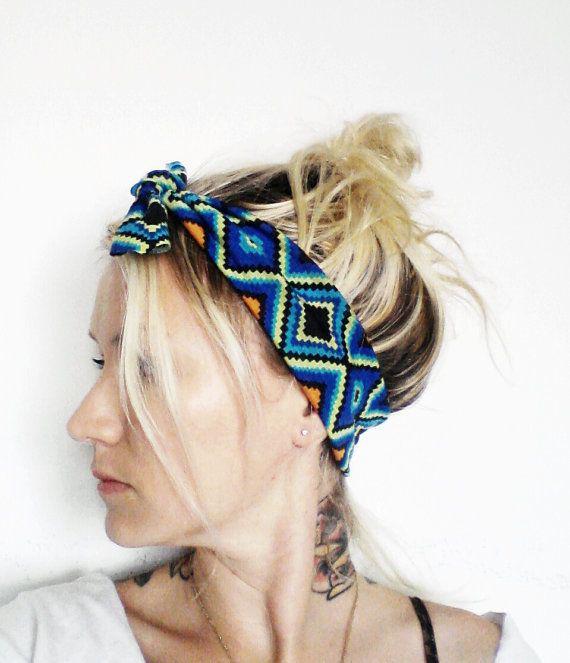 รูปภาพ:http://designer-hair-headbands.com/wp-content/uploads/2013/10/top-knot-headband-scarf.jpg