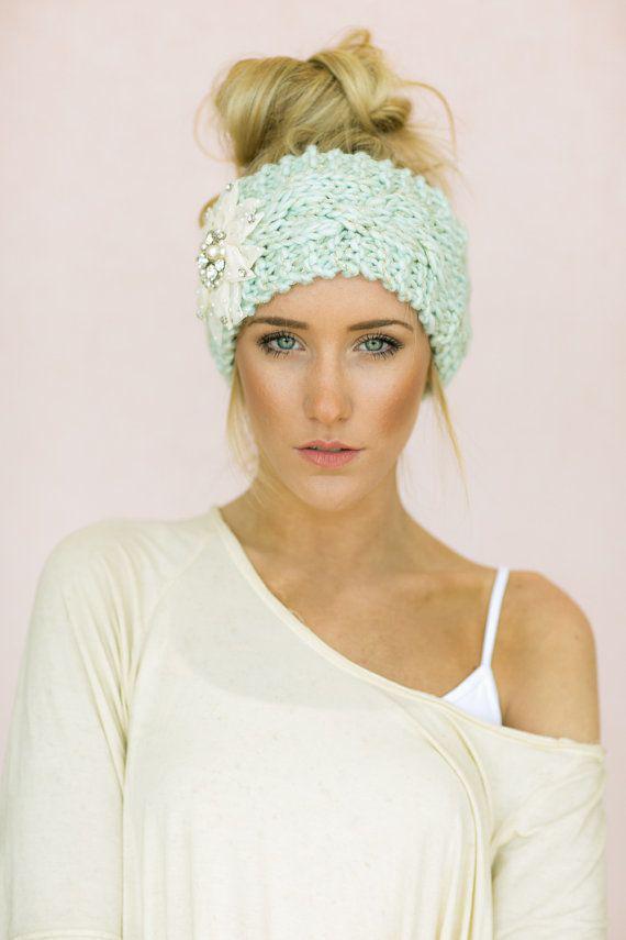 รูปภาพ:http://www.prettydesigns.com/wp-content/uploads/2014/06/Pretty-Updo-Hairstyle-with-Knitted-Headband.jpg