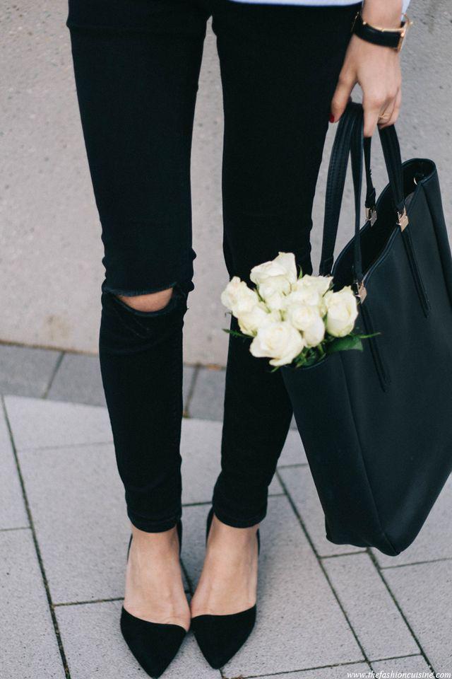 รูปภาพ:http://www.thefashioncuisine.com/wp-content/uploads/2015/05/asos-ripped-knee-jeans-classic-outfit-reiss-heels.jpg