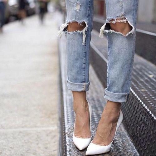 รูปภาพ:http://thefashiontag.com/wp-content/uploads/2015/04/ripped-knee-jeans-street-style-18.jpg