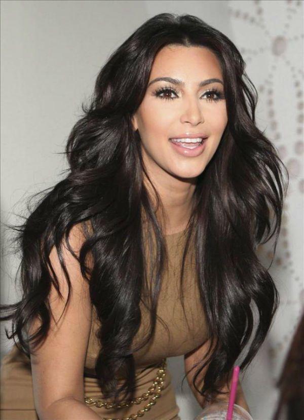 รูปภาพ:http://beautymovesme.com/wp-content/uploads/2014/03/Kim-Kardashian-Long-Wavy-Hair.jpg