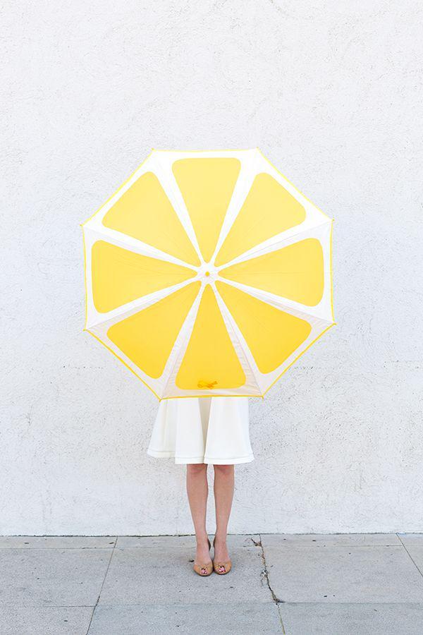 รูปภาพ:http://studiodiy.wpengine.com/wp-content/uploads/2014/07/DIY-Fruit-Slice-Umbrellas40.jpg