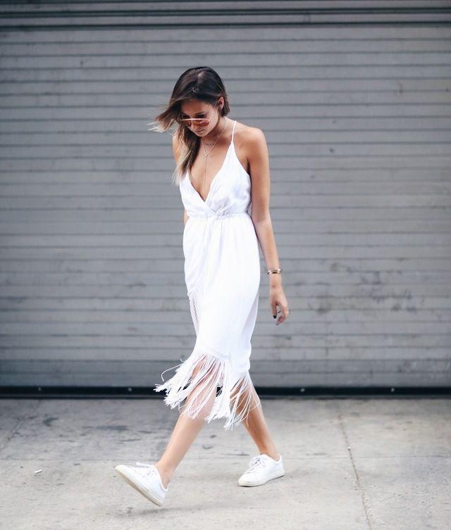 รูปภาพ:http://glamradar.com/wp-content/uploads/2016/07/2.-white-fringe-dress-with-sneakers.jpg