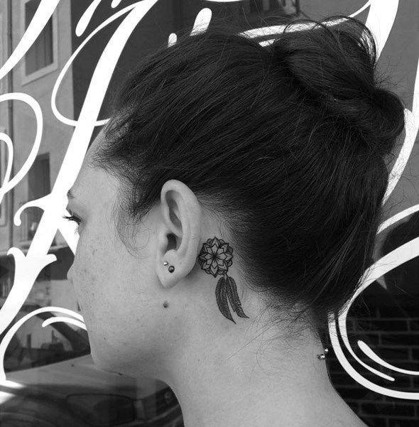 รูปภาพ:http://www.spiritustattoo.com/wp-content/uploads/2015/11/dreamcatcher-tattoo-behind-ear-for-women.jpg