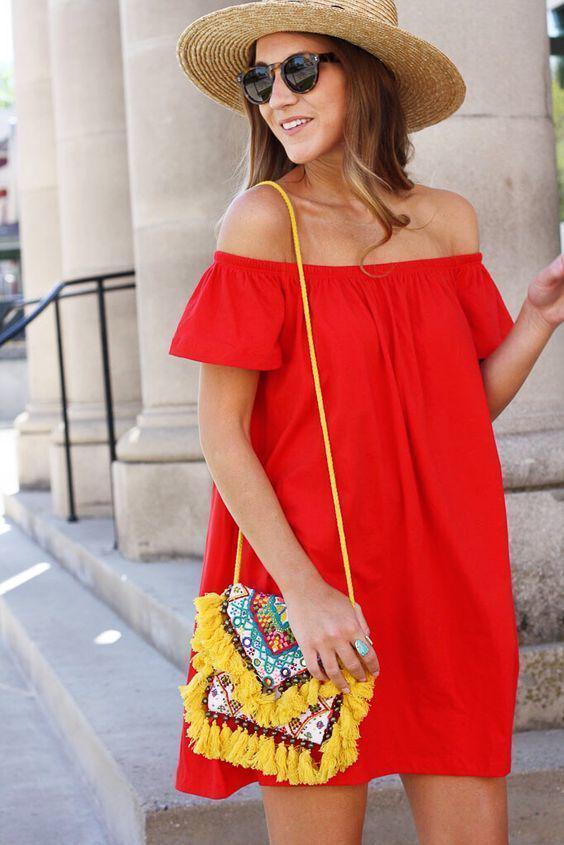 รูปภาพ:http://glamradar.com/wp-content/uploads/2016/07/bright-yellow-bag-and-red-off-shoulder-dress.jpg