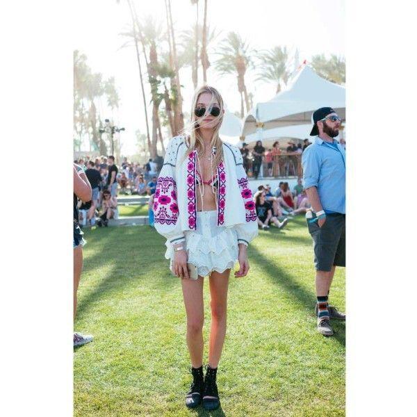 รูปภาพ:http://thezoereport.com/wp-content/uploads/2016/04/Coachella-Street-Style-2016-Maya-Citron-600x600.jpg