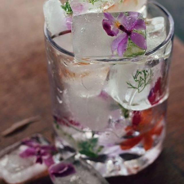 ภาพประกอบบทความ เพิ่มกิมมิกให้เครื่องดื่มด้วย "น้ำแข็งดอกไม้"