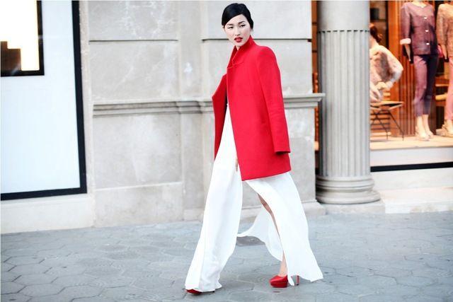 รูปภาพ:http://glamradar.com/wp-content/uploads/2015/12/6.-red-coat-with-white-dress.jpg
