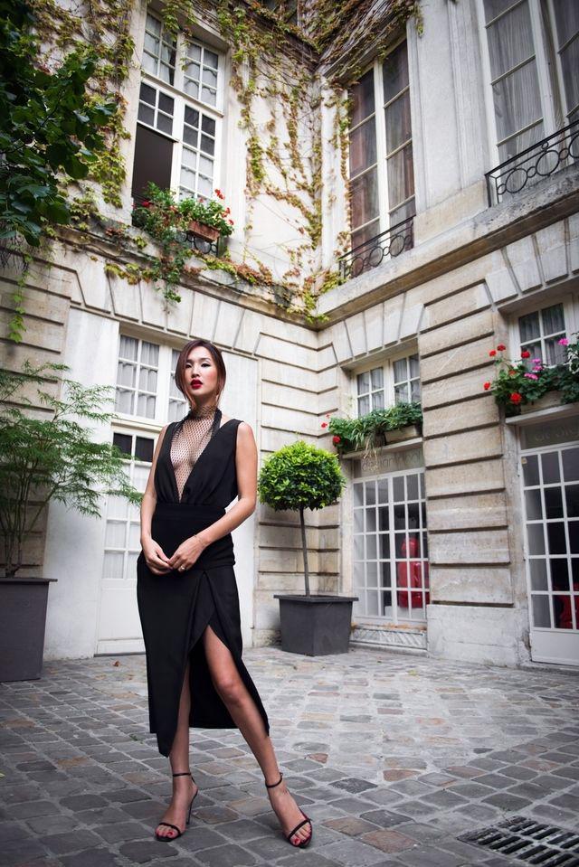 รูปภาพ:http://glamradar.com/wp-content/uploads/2015/12/4.-nicole-warne-in-sexy-black-dress.jpg