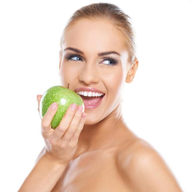 รูปภาพ:http://hoiviensil.com/images/woman-with-bright-smile-eating-an-apple.jpg