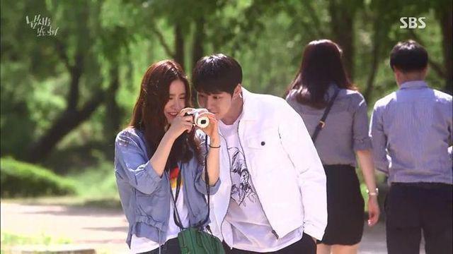 รูปภาพ:http://www.koreandramafashion.com/wp-content/uploads/2015/06/21-the-girl-who-sees-smells-sensory-couple-episode-13-shin-se-kyung-korean-drama-fashion.jpg
