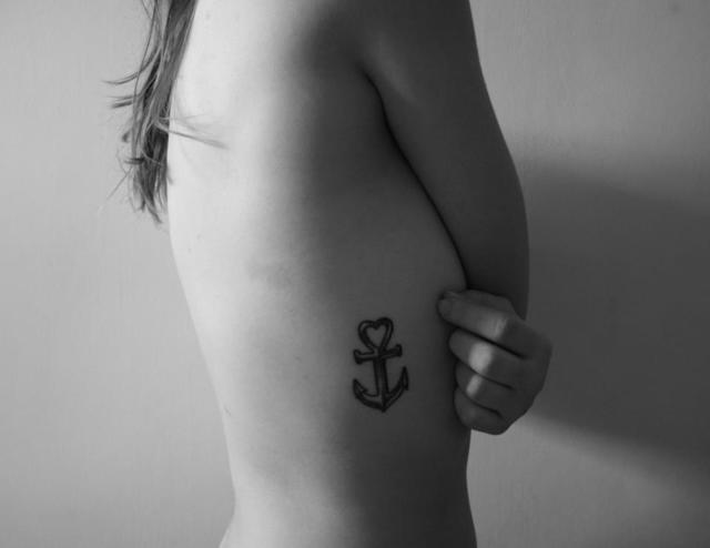 รูปภาพ:http://s5.favim.com/orig/69/anchor-anchor-tattoo-blackampwhite-girl-Favim.com-634100.jpg