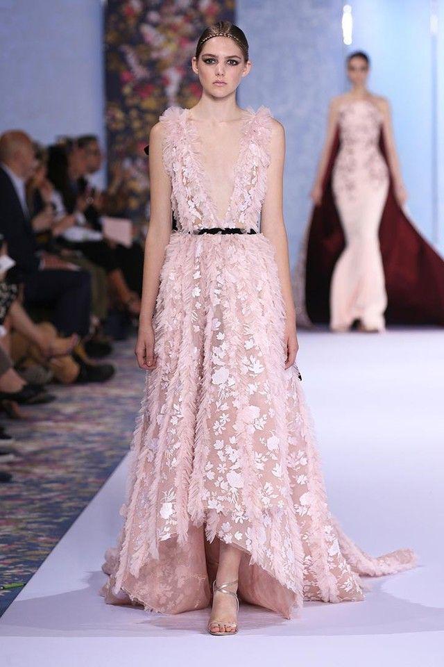 รูปภาพ:https://s3-eu-west-1.amazonaws.com/ralph-and-russo-media-stage/catalog/product/cache/1/small_image/9df78eab33525d08d6e5fb8d27136e95/r/a/ralph-_-russo-aw16--look-18-thumb.jpg