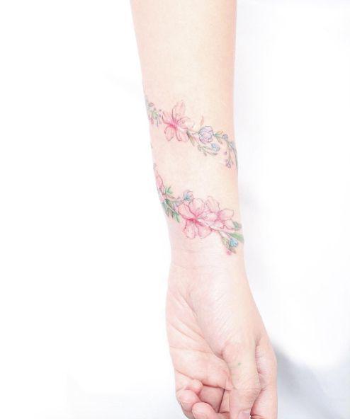 รูปภาพ:http://tattooblend.com/wp-content/uploads/2016/03/floral-wrist-tattoo.jpg
