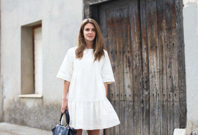 รูปภาพ:http://clochet.com/wp-content/uploads/2014/05/clochet-streetstyle-outfit-other-stories-white-dress-sushi-bag-4.jpg