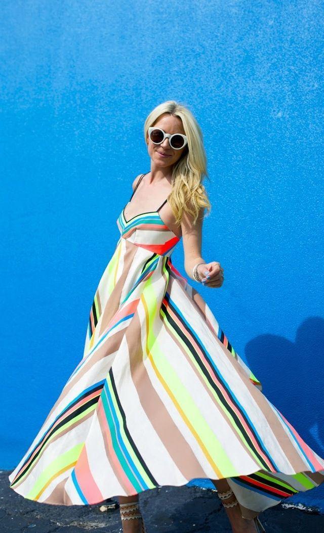 รูปภาพ:http://glamradar.com/wp-content/uploads/2016/06/4.-rainbow-striped-dress.jpg