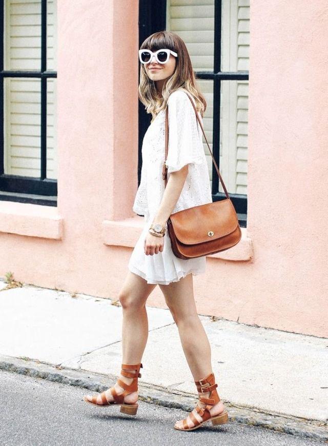 รูปภาพ:http://glamradar.com/wp-content/uploads/2016/07/1.-saddle-bag-and-gladiator-sandals-with-white-dress.jpg