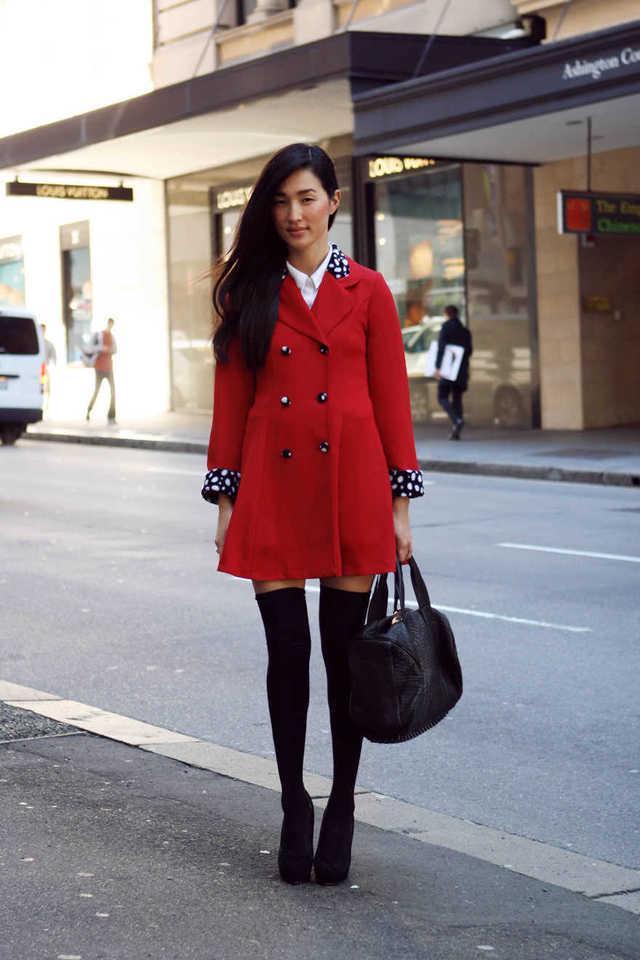 รูปภาพ:http://glamradar.com/wp-content/uploads/2015/11/6.-red-coat-with-socks-and-heels.jpg