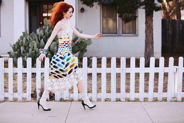 รูปภาพ:http://glamradar.com/wp-content/uploads/2015/11/3.-cute-watercolor-print-dress-with-socks-and-heels.jpg