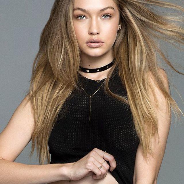 ภาพประกอบบทความ ยังแซ่บอยู่! 50 แฟชั่นอัพเดทนางแบบสุดฮอต Gigi Hadid 