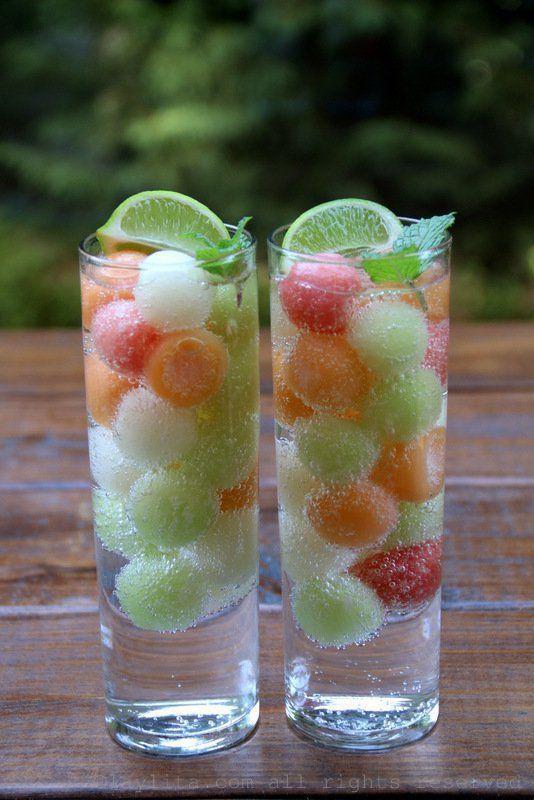 รูปภาพ:http://www.laylita.com/recipes/wp-content/uploads/2014/04/Refreshing-sparkling-water-with-melon-ball-ice-cubes.jpg