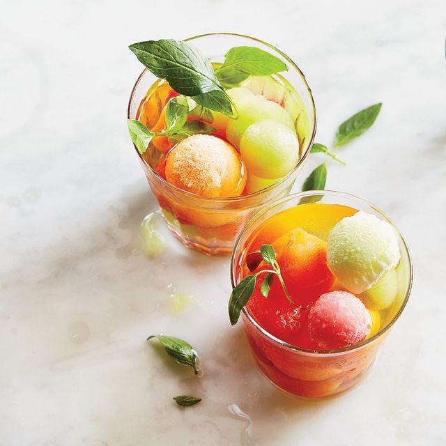 รูปภาพ:http://cdn-image.foodandwine.com/sites/default/files/201410-xl-wine-punch-with-melon-ice-cubes.jpg