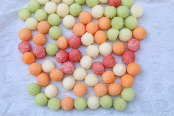 รูปภาพ:http://www.laylita.com/recipes/wp-content/uploads/2014/04/5-Frozen-melon-balls-to-use-as-ice-cubes-600x400.jpg