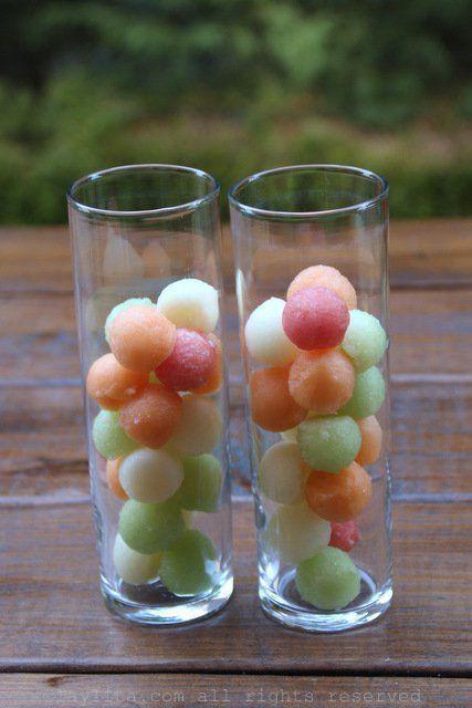 รูปภาพ:http://www.laylita.com/recipes/wp-content/uploads/2014/04/Frozen-melon-balls-as-ice-cubes.jpg